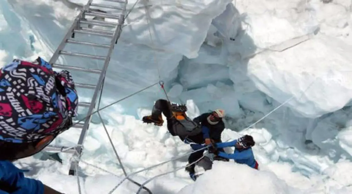 الثلوج تحاصر عشرات المتسلقين قرب جبل ايفرست