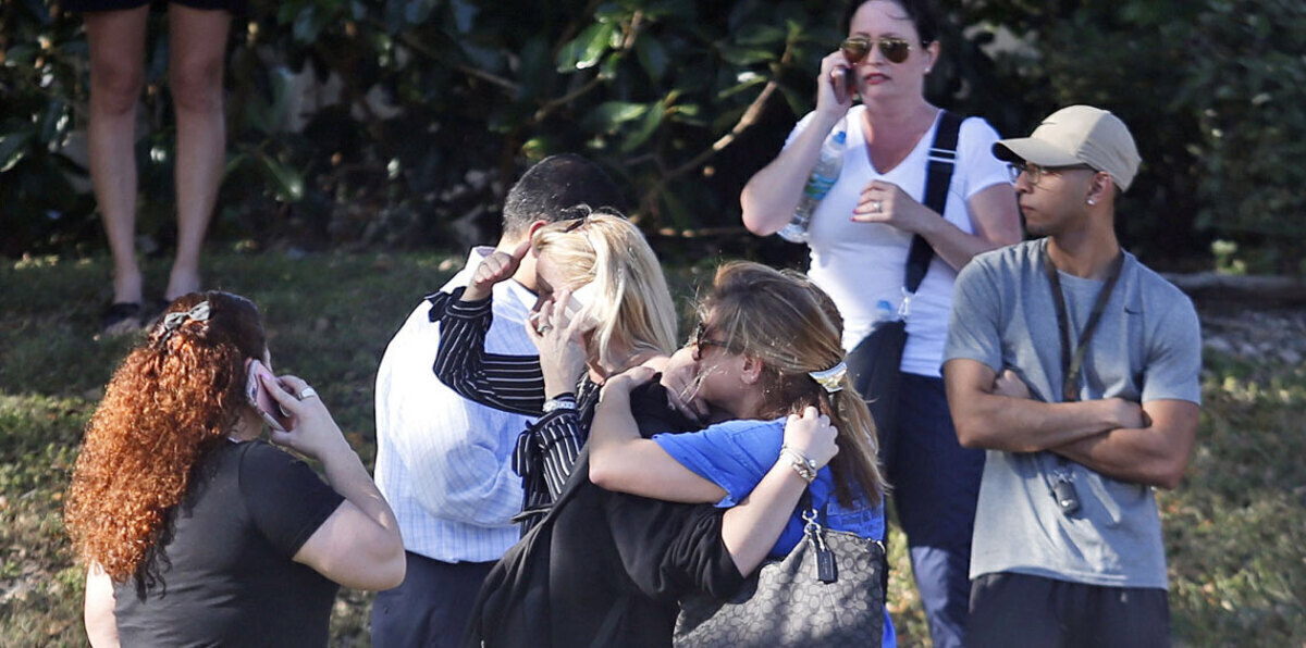 حملة لليمين الأمريكي المتطرف ضد الناجين من "مذبحة المدرسة" بفلوريدا