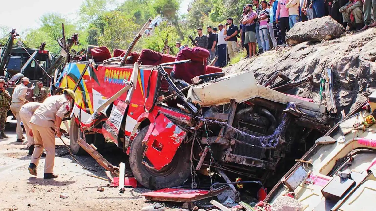 مصرع 21 شخصًا بحادث انقلاب حافلة في الهند (فيديو)