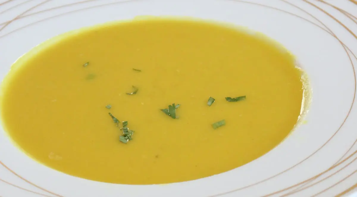 شوربة العدس طبق لا غنى عنه على المائدة الرمضانية