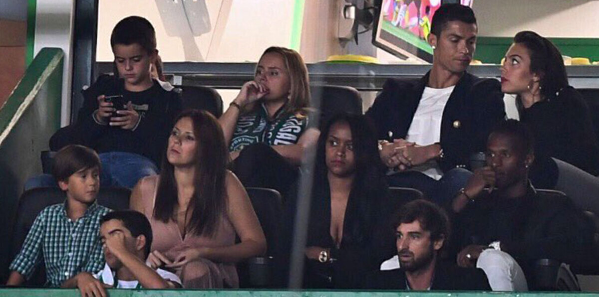 كريستيانو رونالدو يتابع مباراة سبورتنغ لشبونة مع تونديلا من الملعب