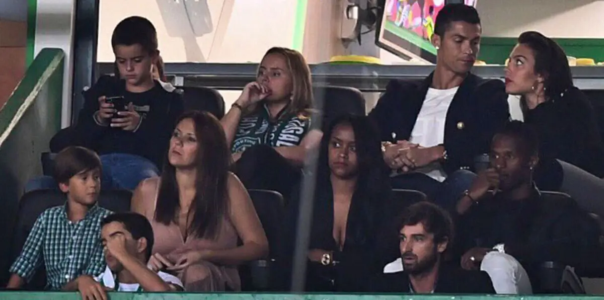 كريستيانو رونالدو يتابع مباراة سبورتنغ لشبونة مع تونديلا من الملعب