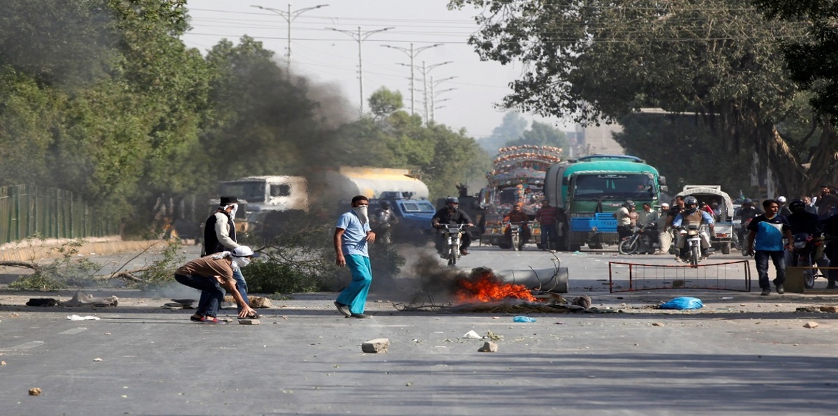 الجيش الباكستاني يساعد الشرطة في فض معتصمين أغلقوا الطرق  المؤيدة إلى العاصمة (صور)