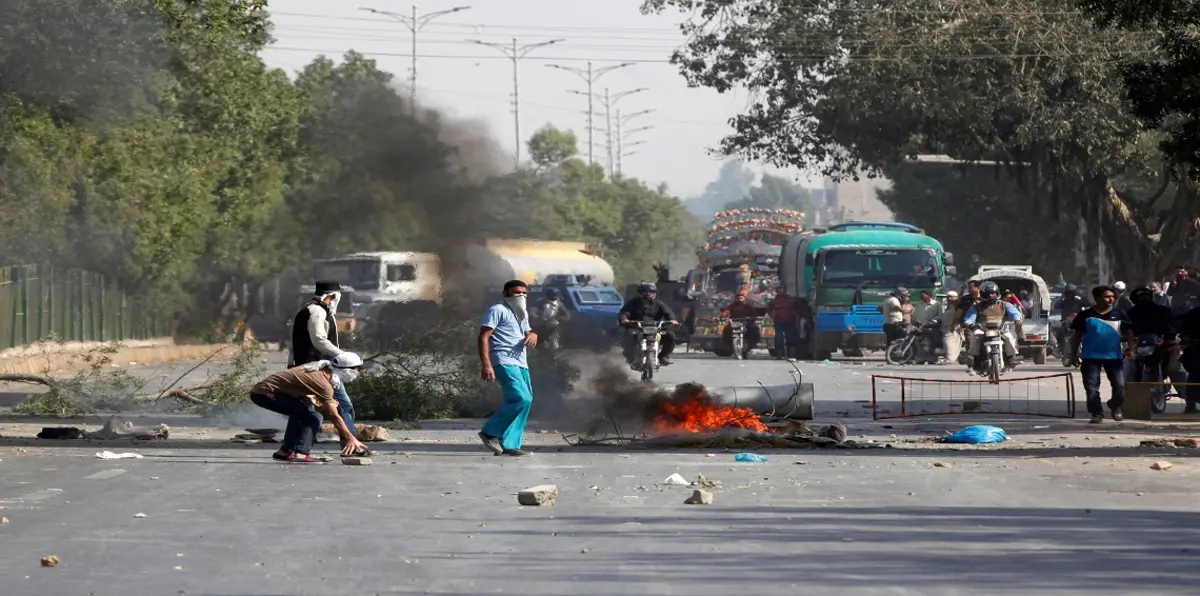 الجيش الباكستاني يساعد الشرطة في فض معتصمين أغلقوا الطرق  المؤيدة إلى العاصمة (صور)