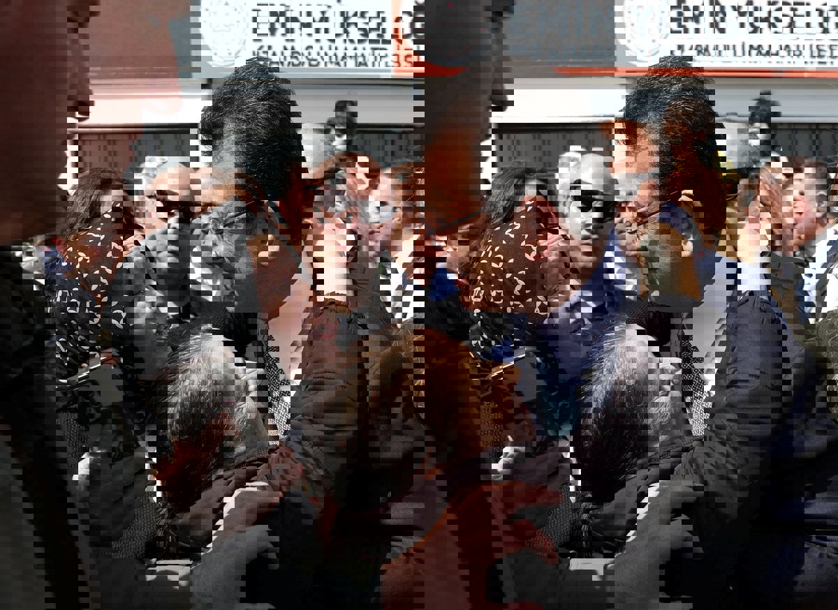 أكرم إمام أوغلو يعلن احتفاظه برئاسة بلدية إسطنبول
