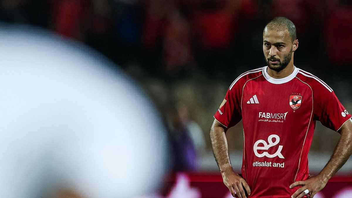 تعليق صادم.. مشجع يفجر غضب نجم الأهلي المصري بالدعاء عليه (صورة)