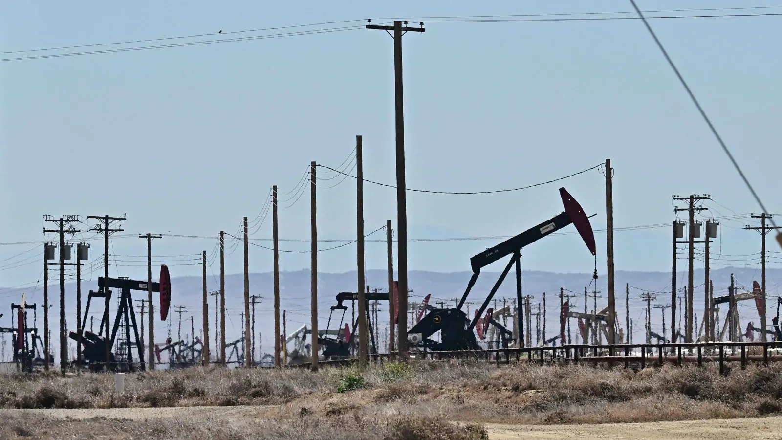 ترقب المحادثات النووية يدفع أسعار النفط للاستقرار