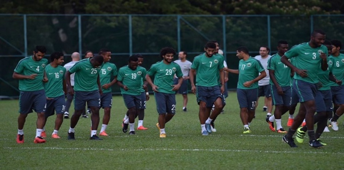 ماذا فعل الإيراني عقيل عندما التقى لاعبي المنتخب السعودي؟ (صورة)