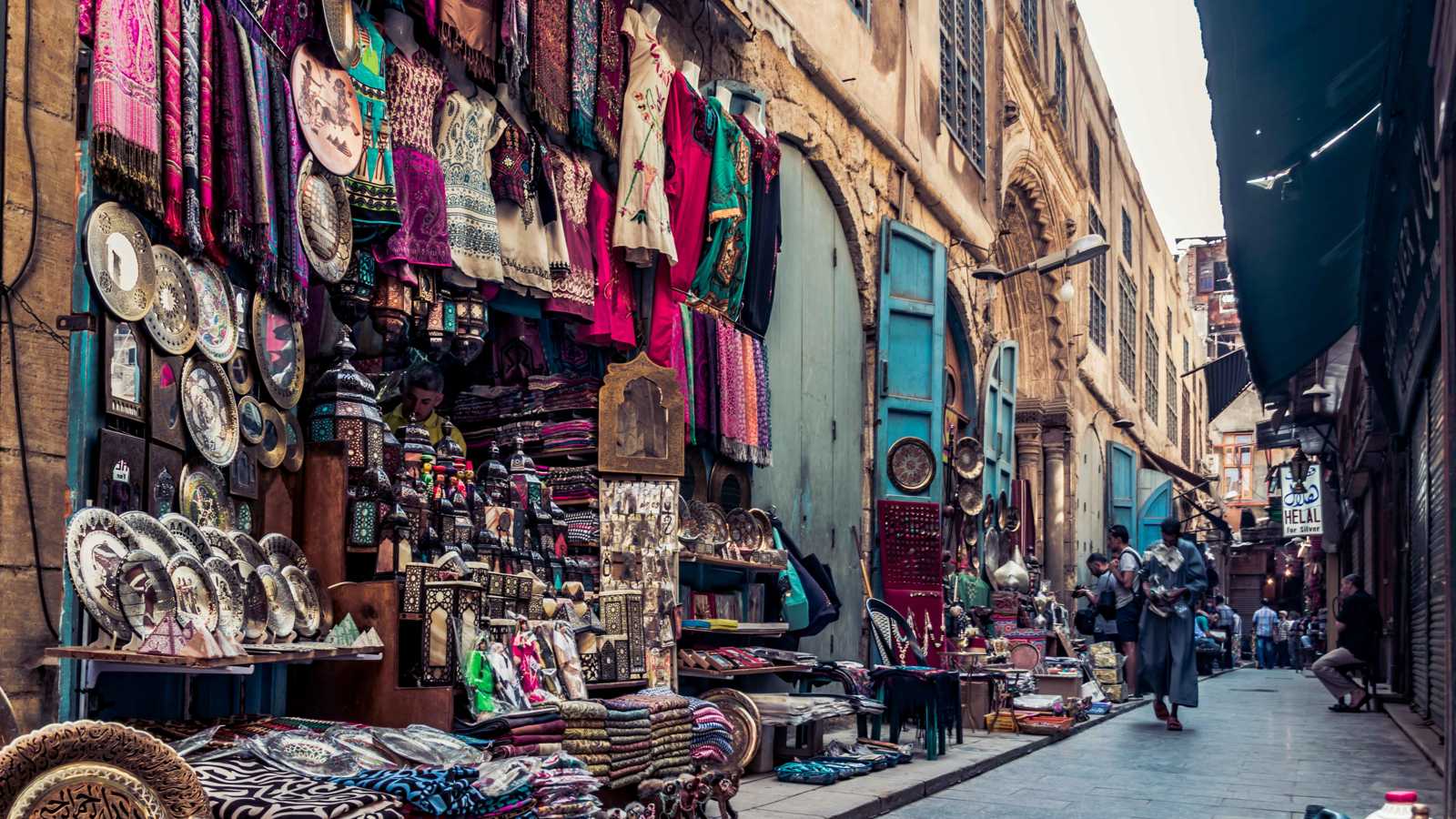 خان الخليلي.. "كنوز التاريخ" في أشهر أسواق مصر السياحية (صور)