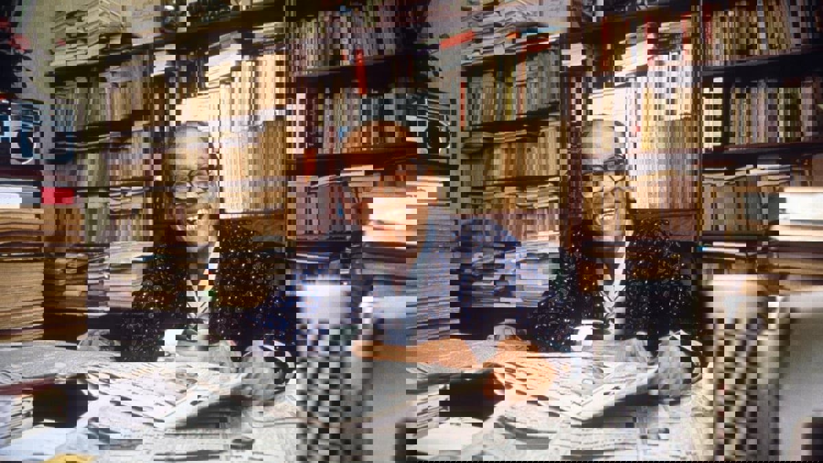 ابنة نجيب محفوظ تهدي مكتبة والدها الخاصة لإحدى أعرق المكتبات المصرية