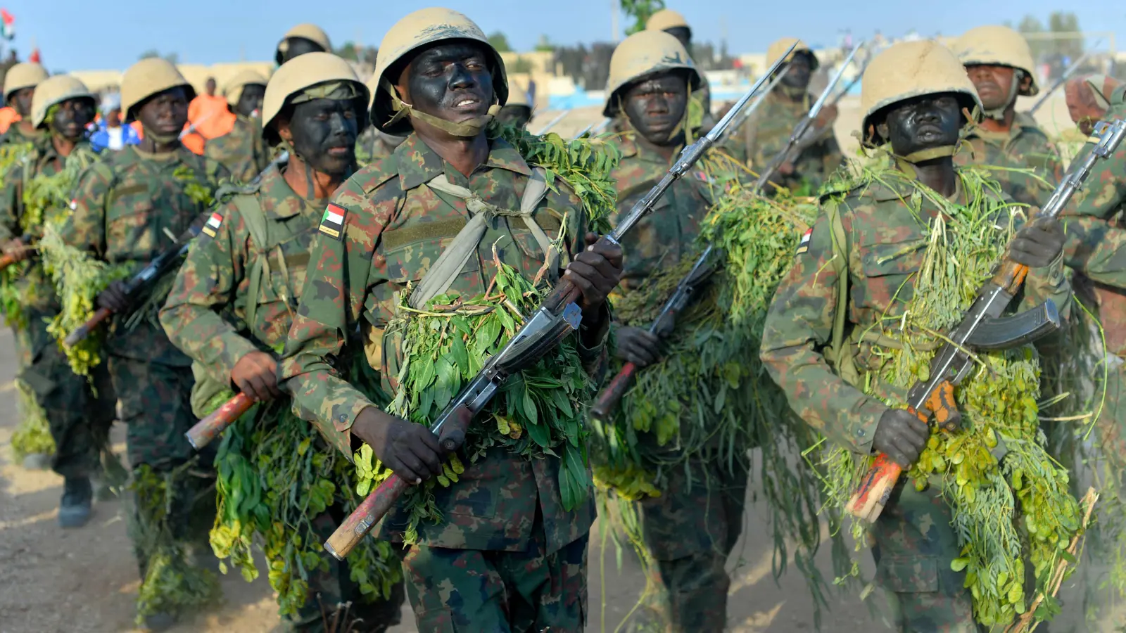 تصريحات قيادية "نادرة" تثير هواجس الانقلاب داخل الجيش السوداني