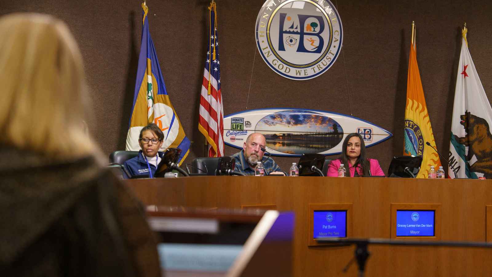 "لوموند": شاطئ هنتنغتون يتحوّل إلى مختبر لأفكار ترامب جنوب كاليفورنيا