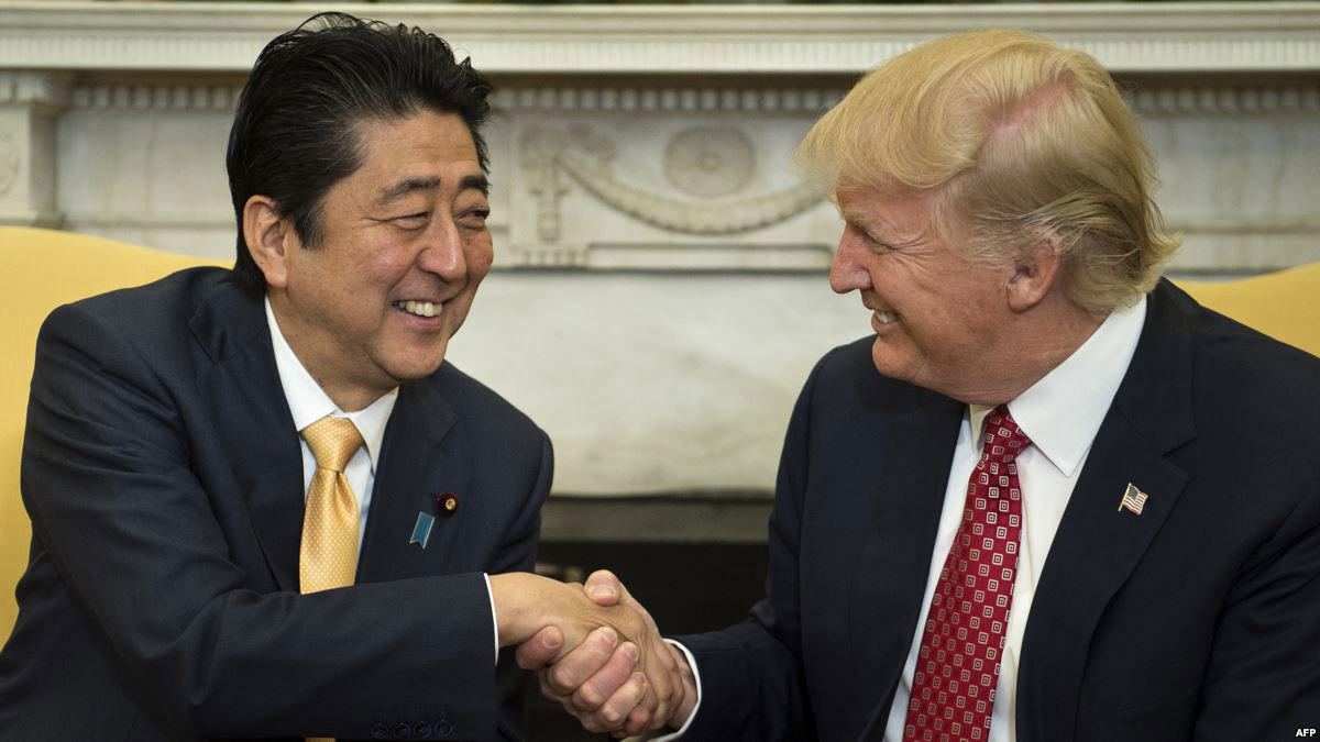 ترامب يبحث مع رئيس وزراء اليابان تجارب كوريا الشمالية النووية