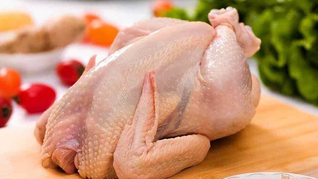 اعتقاد خاطئ.. لماذا يُعد غسل الدجاج قبل الطهي خطيرًا؟