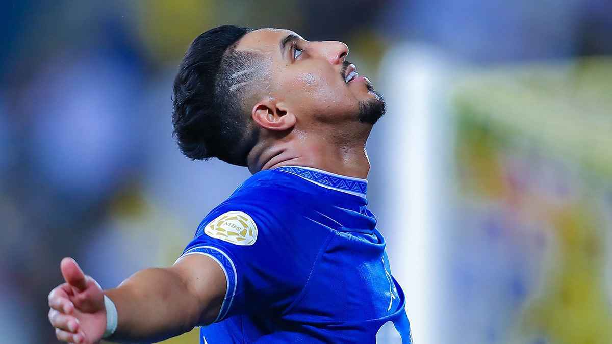 لا يريده في الأرض.. تصرف لافت لسالم الدوسري تجاه "شال الهلال" (فيديو)