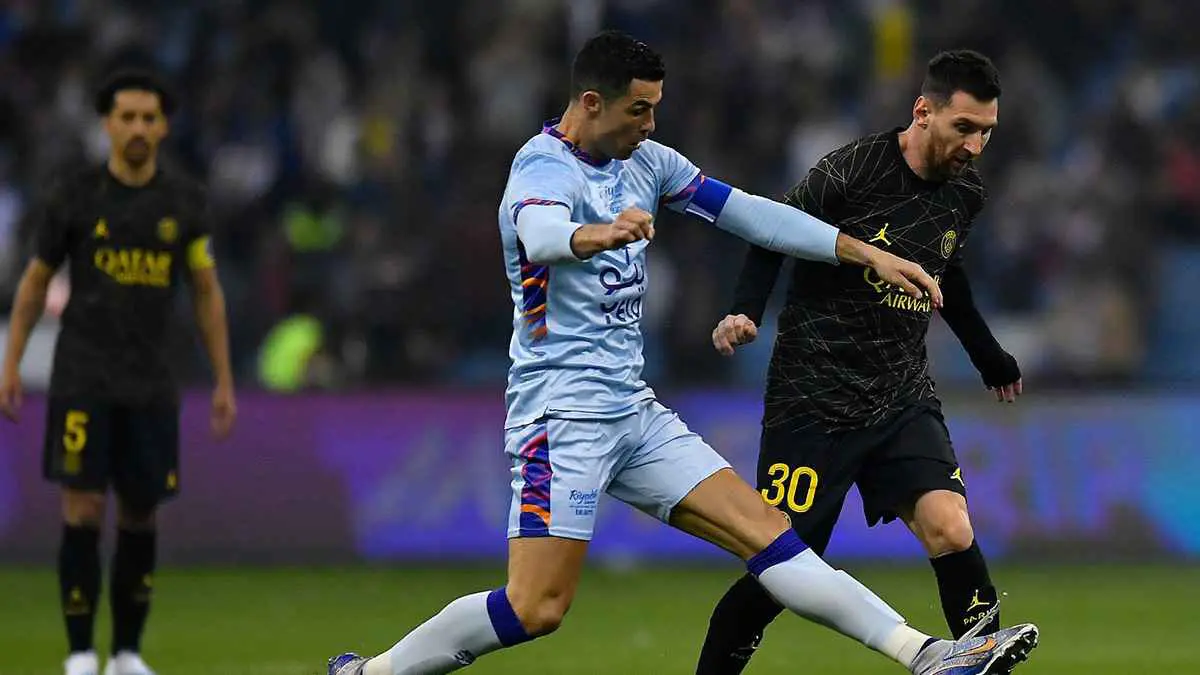 ميسي أم رونالدو.. من الأقرب للفوز بالكرة الذهبية السوبر؟