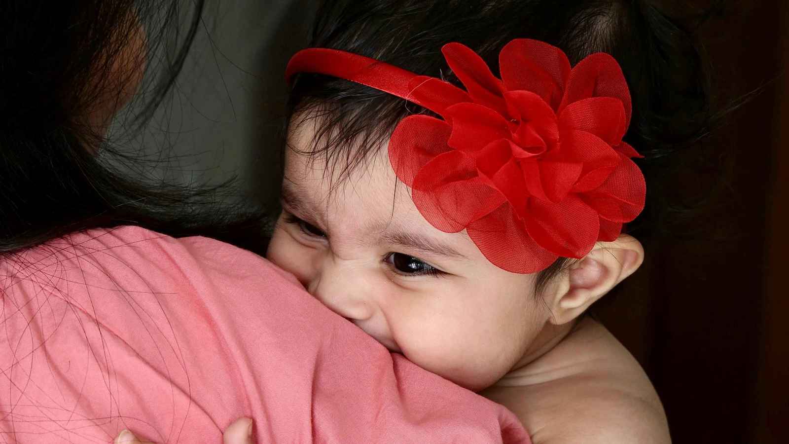 هل يخفف البصل الأخضر النيء آلام تسنين الأطفال؟