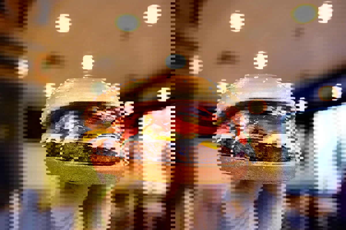 السعودية تكشف نتائج تحقيق موسع بحادثة التسمم الجماعي