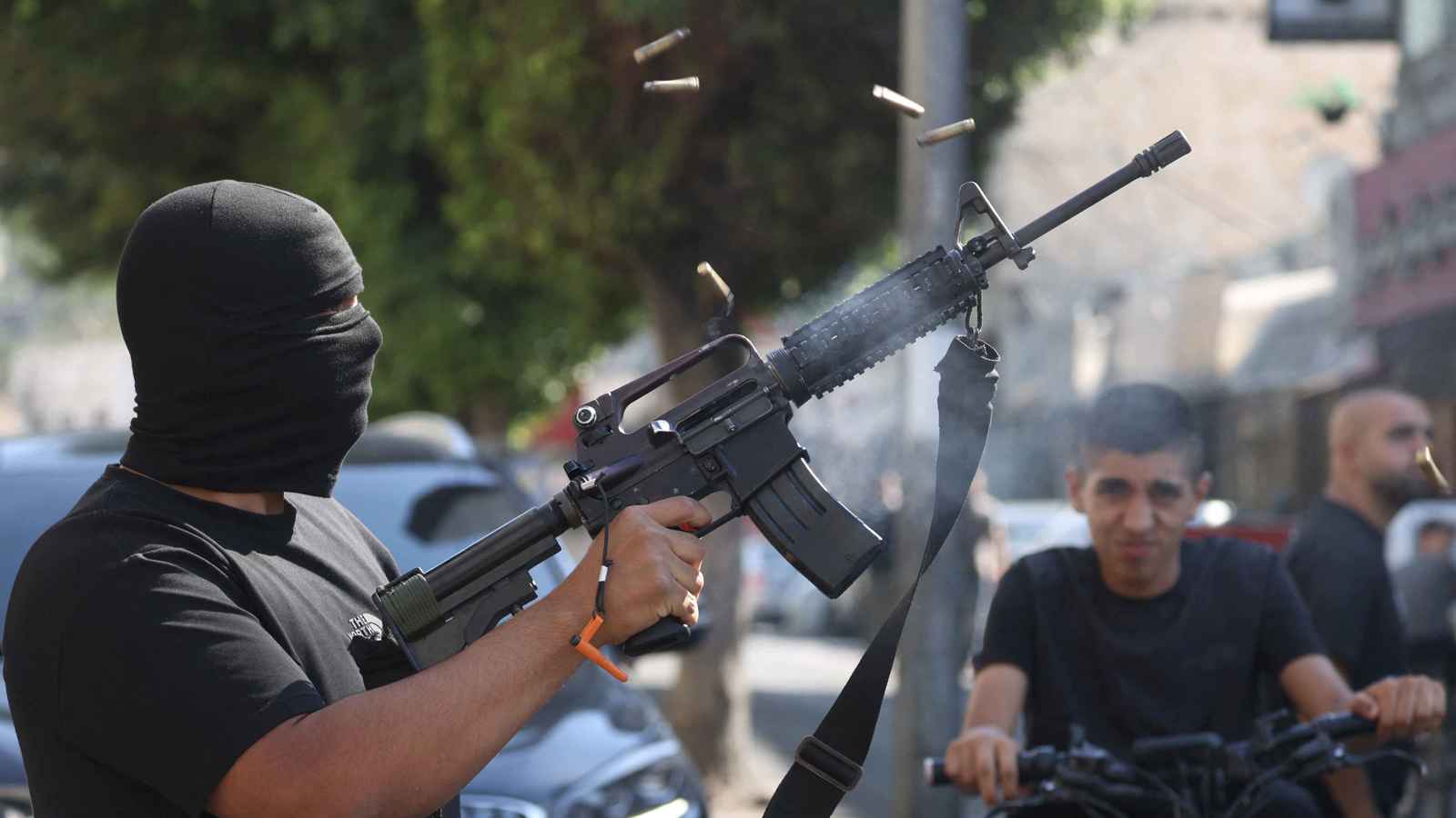 "نيويورك تايمز": إيران أغرقت الضفة الغربية بالأسلحة عبر "طريق سري"