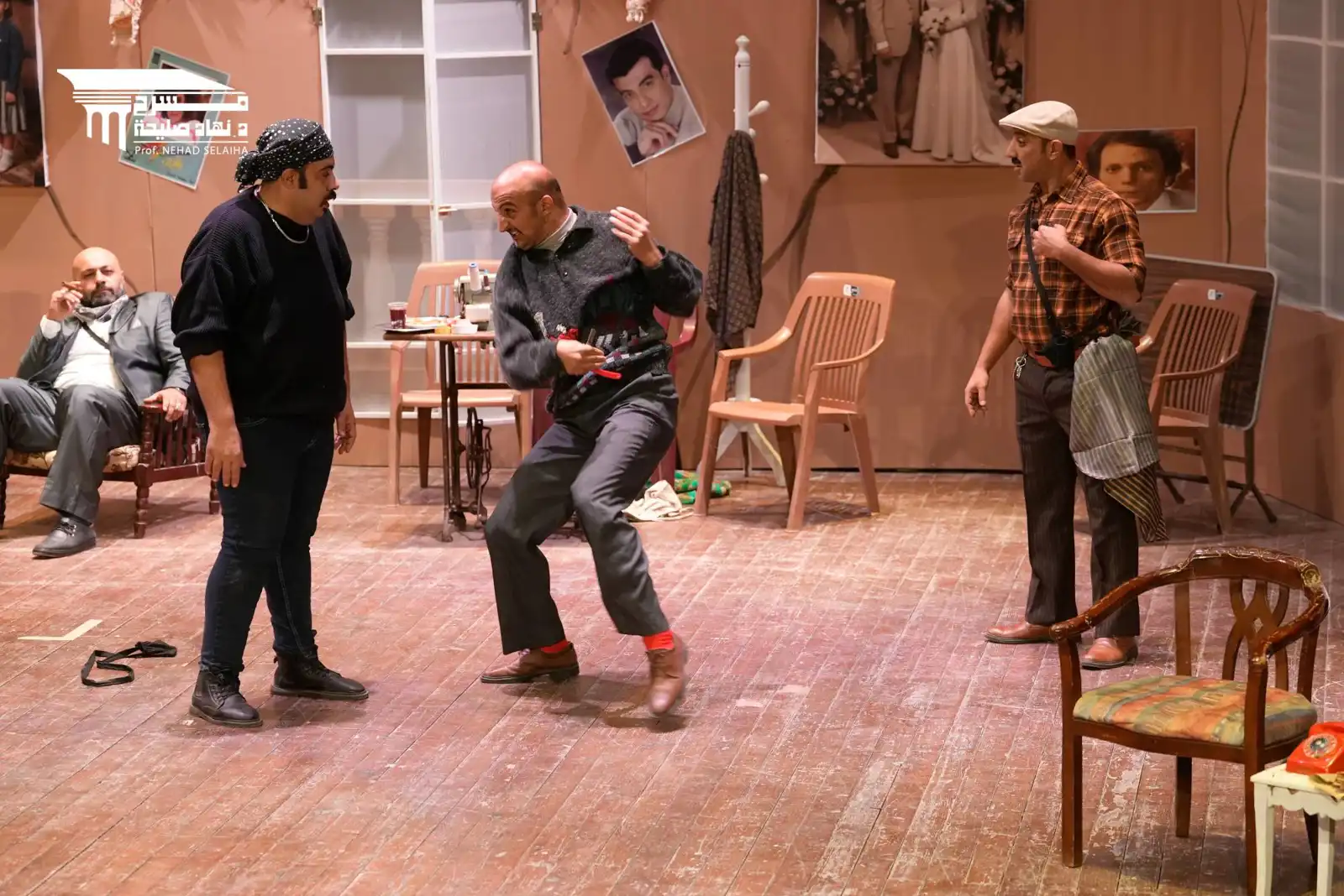 مشهد من مسرحية على كيفك ميل 