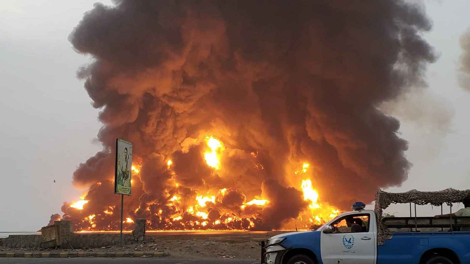 عقب يومين من كارثة صنعاء الغامضة.. انفجارات مجهولة تهزّ الحديدة