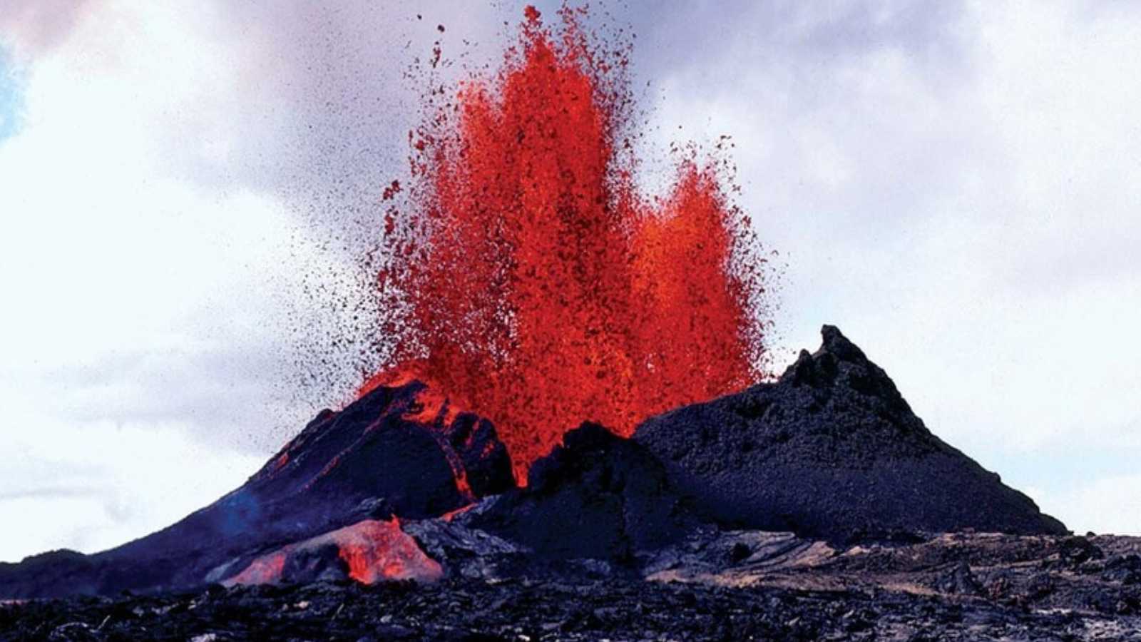 "كيلاويا" يشتعل.. نوافير حمم ترتفع 370 متراً في ثوران نادر (فيديو)