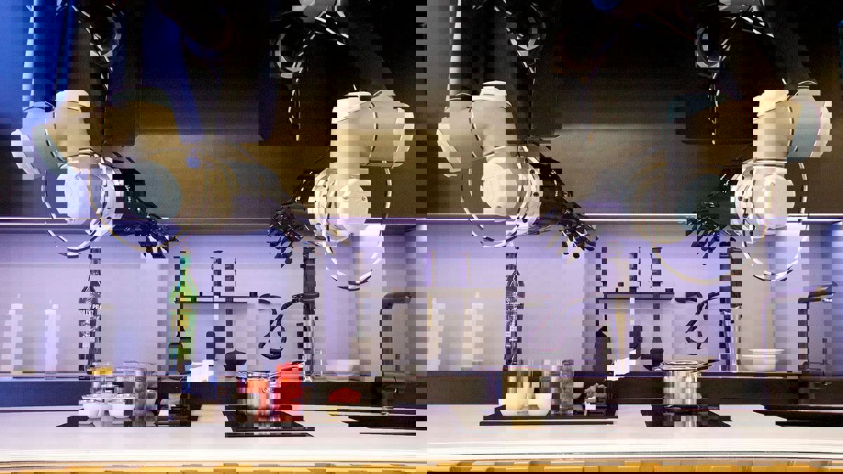 شيف روبوت "يتذوق" الطعام خلال تحضيره و"يتبله" بالشكل المطلوب