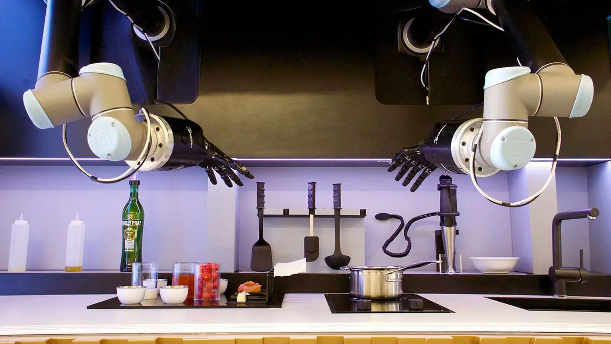 شيف روبوت "يتذوق" الطعام خلال تحضيره و"يتبله" بالشكل المطلوب