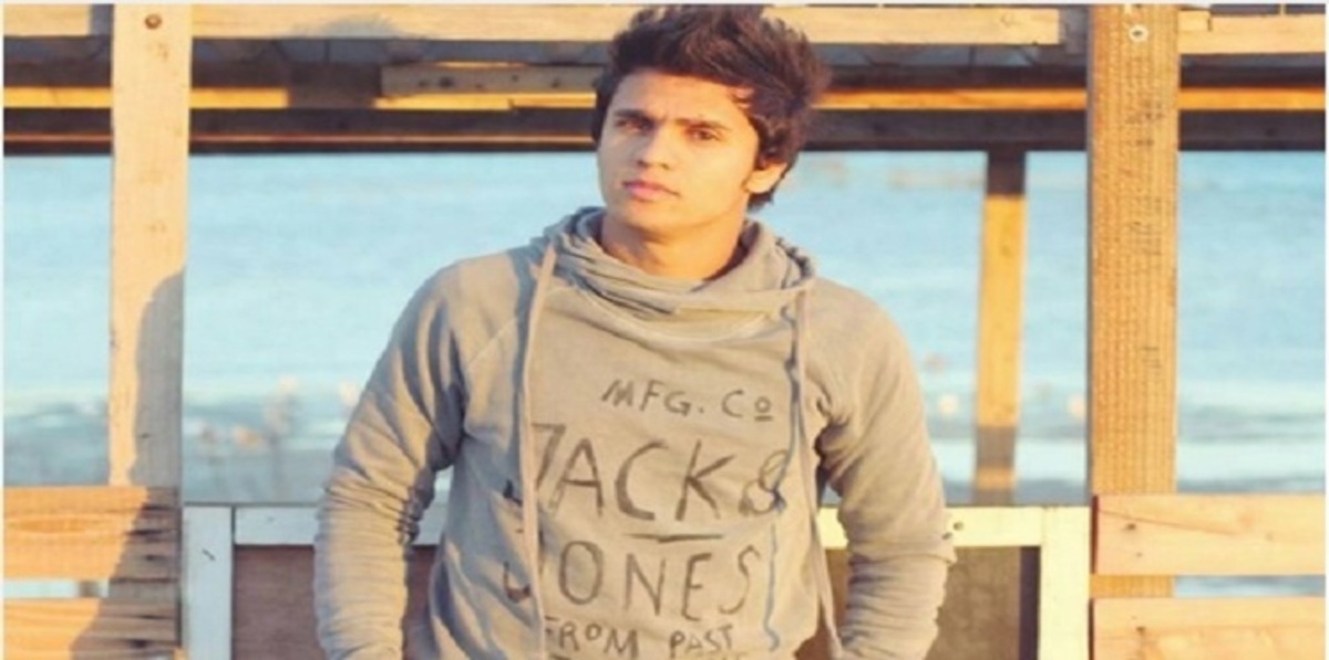 نجم اليمن يخطف القلوب بحذاء أحمر ومنشار (صور)