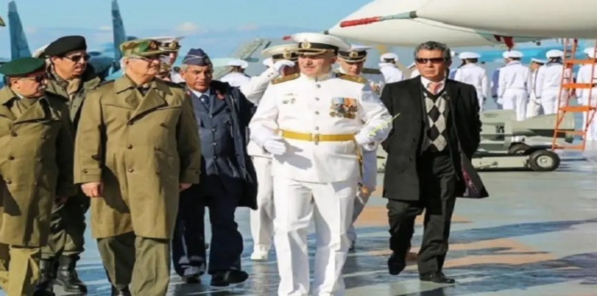 بالصور والفيديو.. احتفاء روسي بحفتر على متن حاملة الطائرات "كوزنيتسوف"