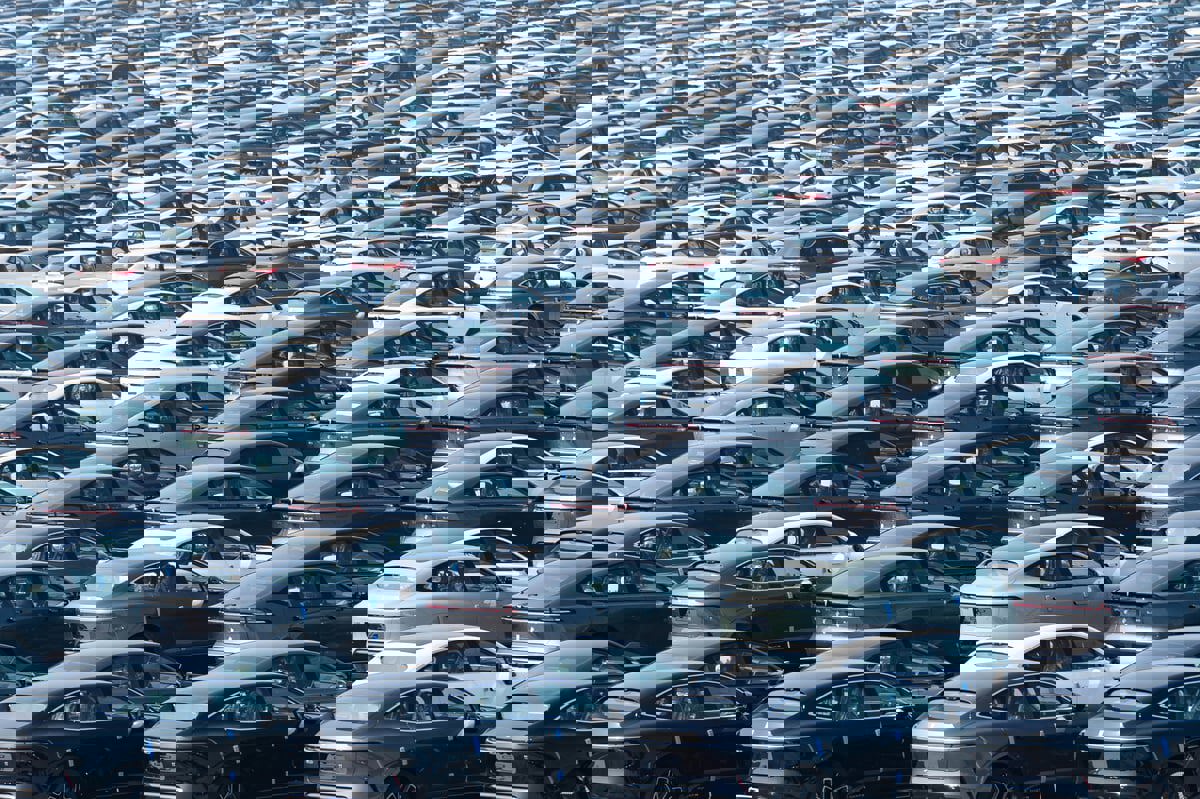 الصين تستحوذ على صناعة السيارات الكهربائية وسط تخبط غربي