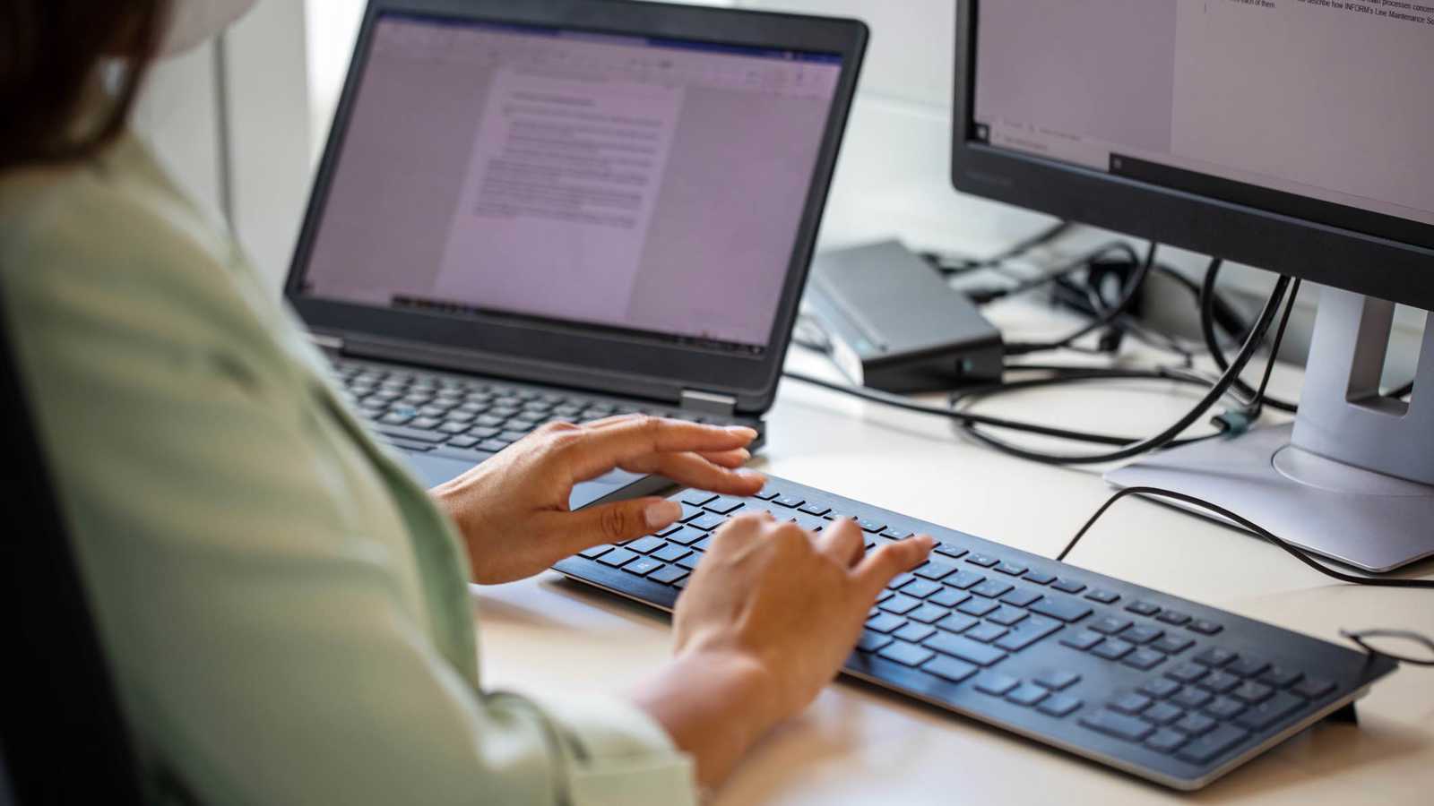 امرأة تقاضي شركتها بعد 20 عامًا من "التهميش الوظيفي"