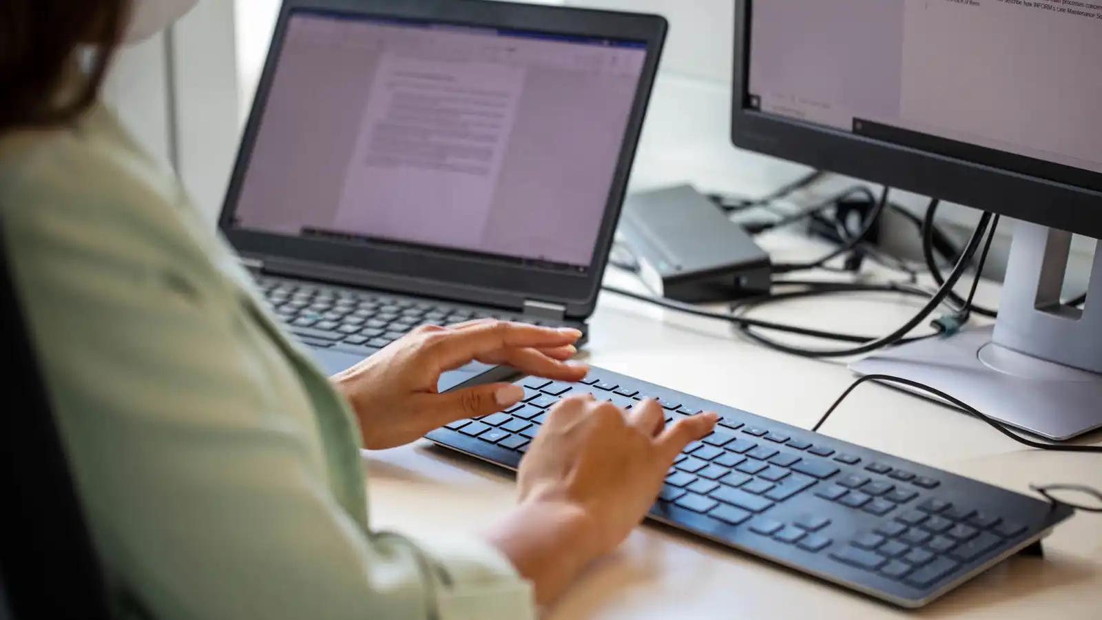 امرأة تقاضي شركتها بعد 20 عامًا من "التهميش الوظيفي"