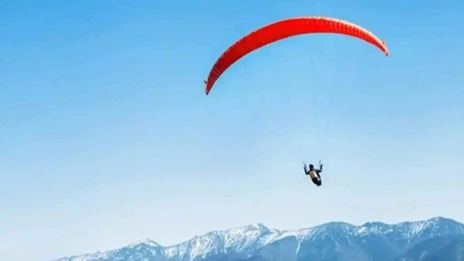 تسلل جوي .. مهاجر يعبر الحدود بطريقة غير تقليدية (فيديو إرم)