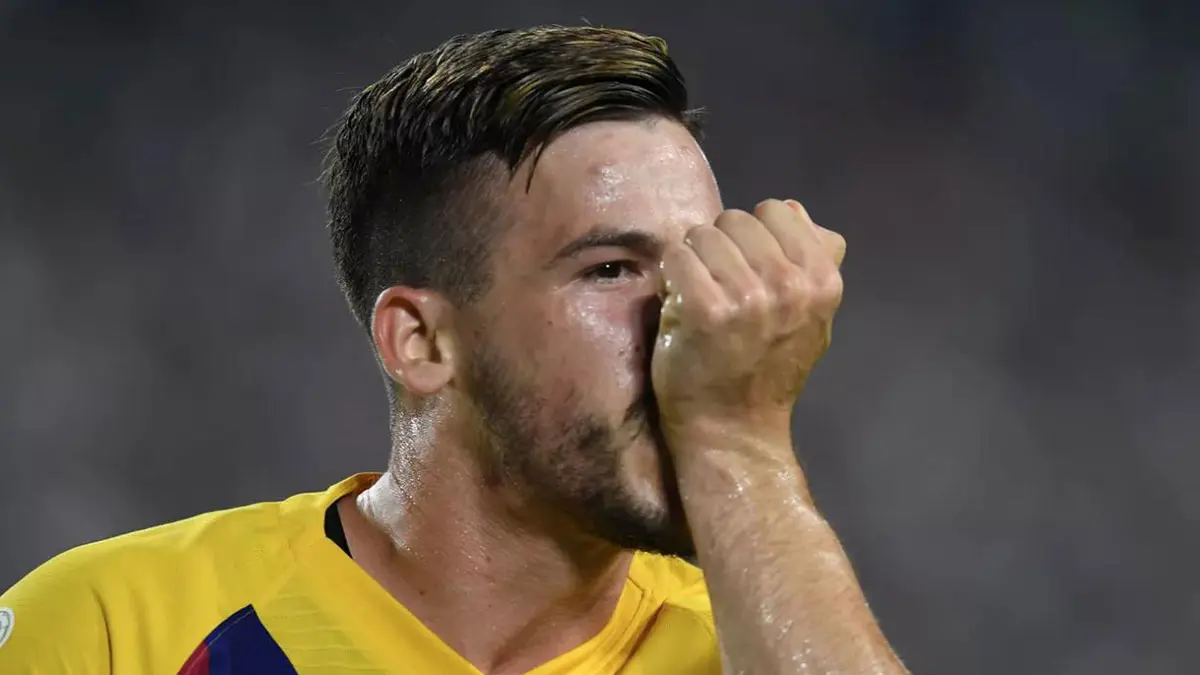 كارليس بيريز يحسم مصيره بعد تألقه في مباراة برشلونة ضد فيسيل كوبي