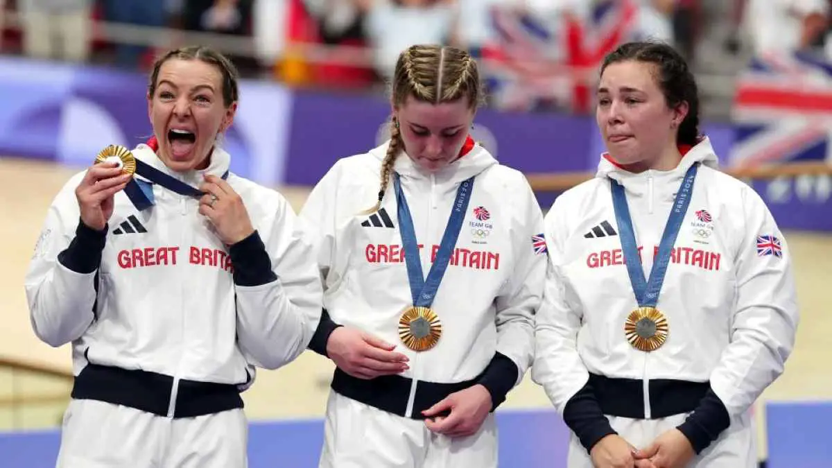 إصابات بالغة لبطلة أولمبياد باريس بعد حادث مروع في سباق الدراجات (فيديو)