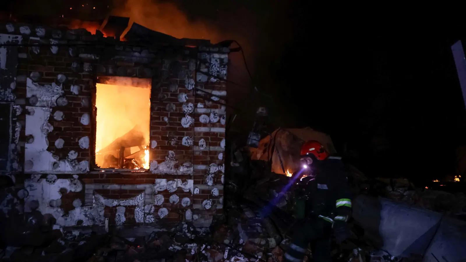 عشرات الضحايا في هجمات روسية على خاركيف ودنيبرو (فيديو وصور)