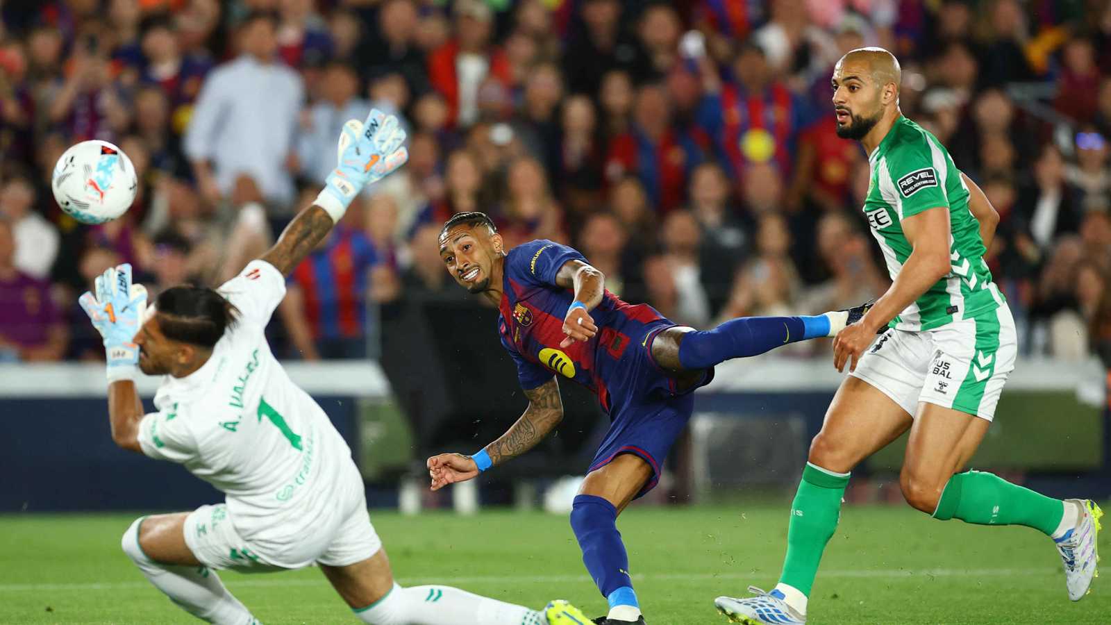 ماذا قدم الزلزولي وأمرابط أمام برشلونة؟ 