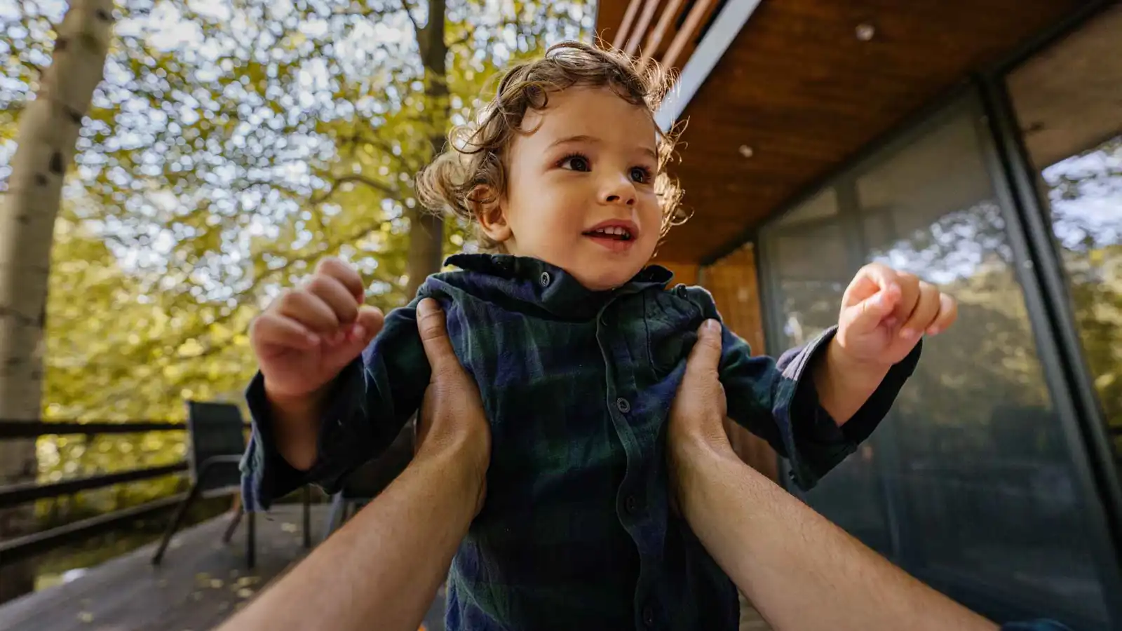 شاب ينقذ طفلاً من موت محقّق في اللحظة الأخيرة (فيديو)