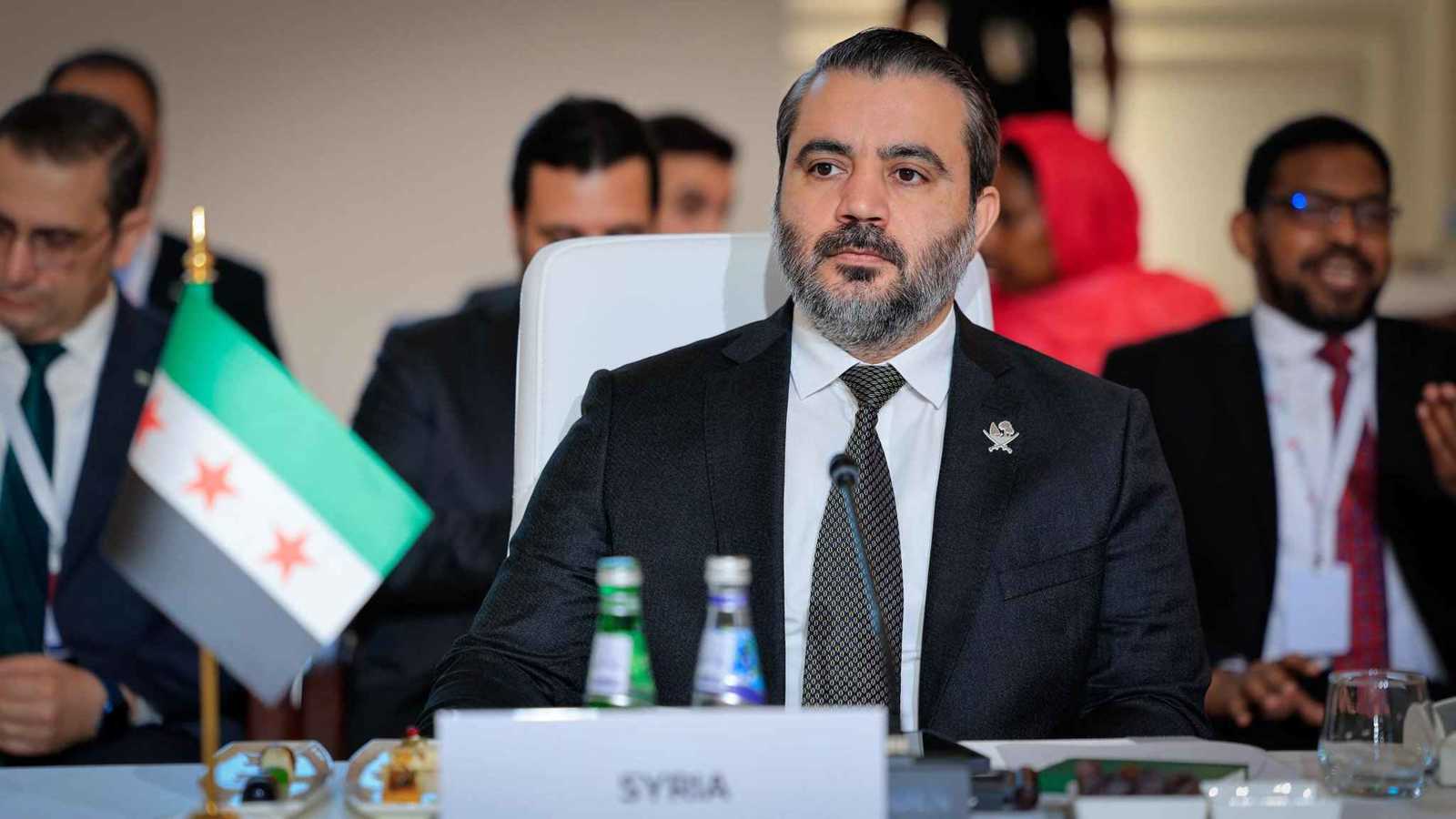 بدلاً من "عقاب سوريا".. الشيباني يضع شعار قطر خلال قمة الدوحة (صور)