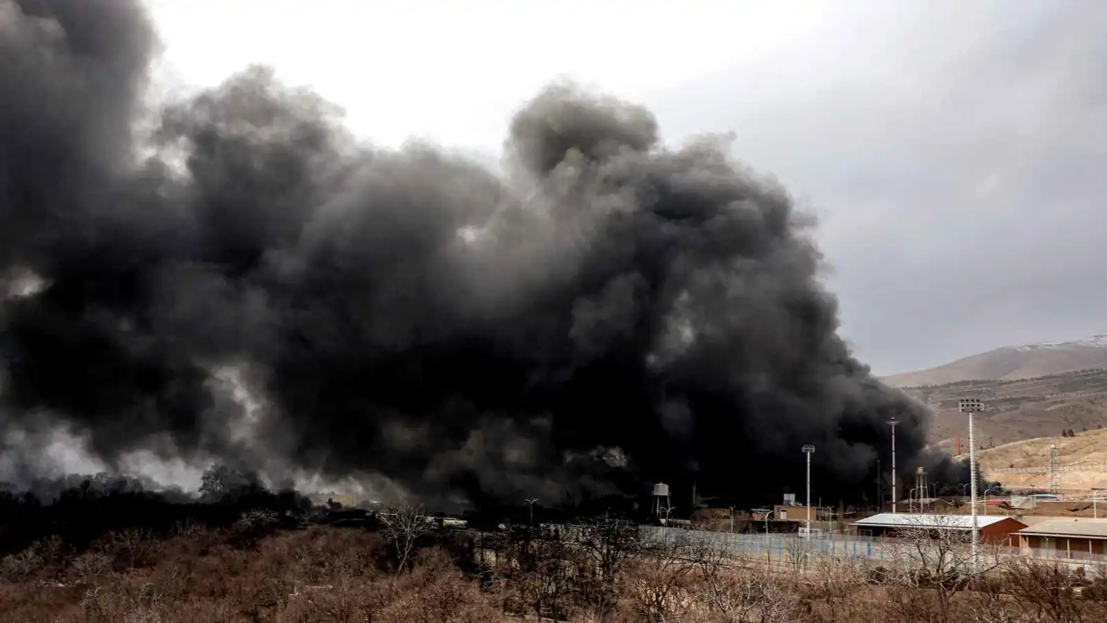 "سحابة طهران السامة".. حرائق المنشآت النفطية تثير مخاوف بيئية وصحية