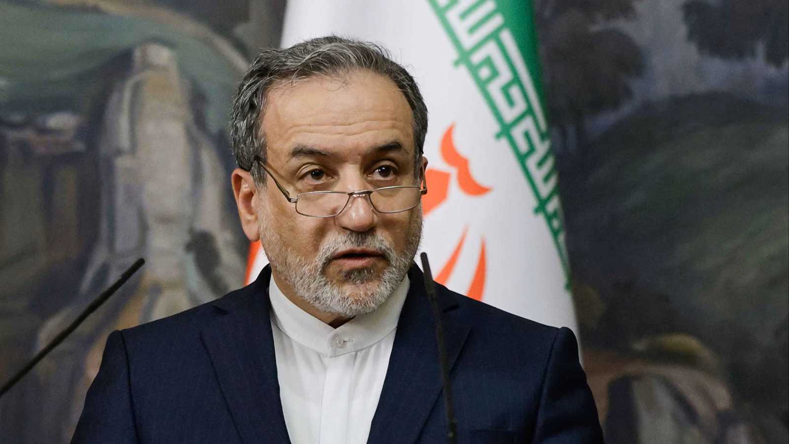 بعد سجال علني.. عراقجي يدعو نظيره اللبناني لزيارة طهران