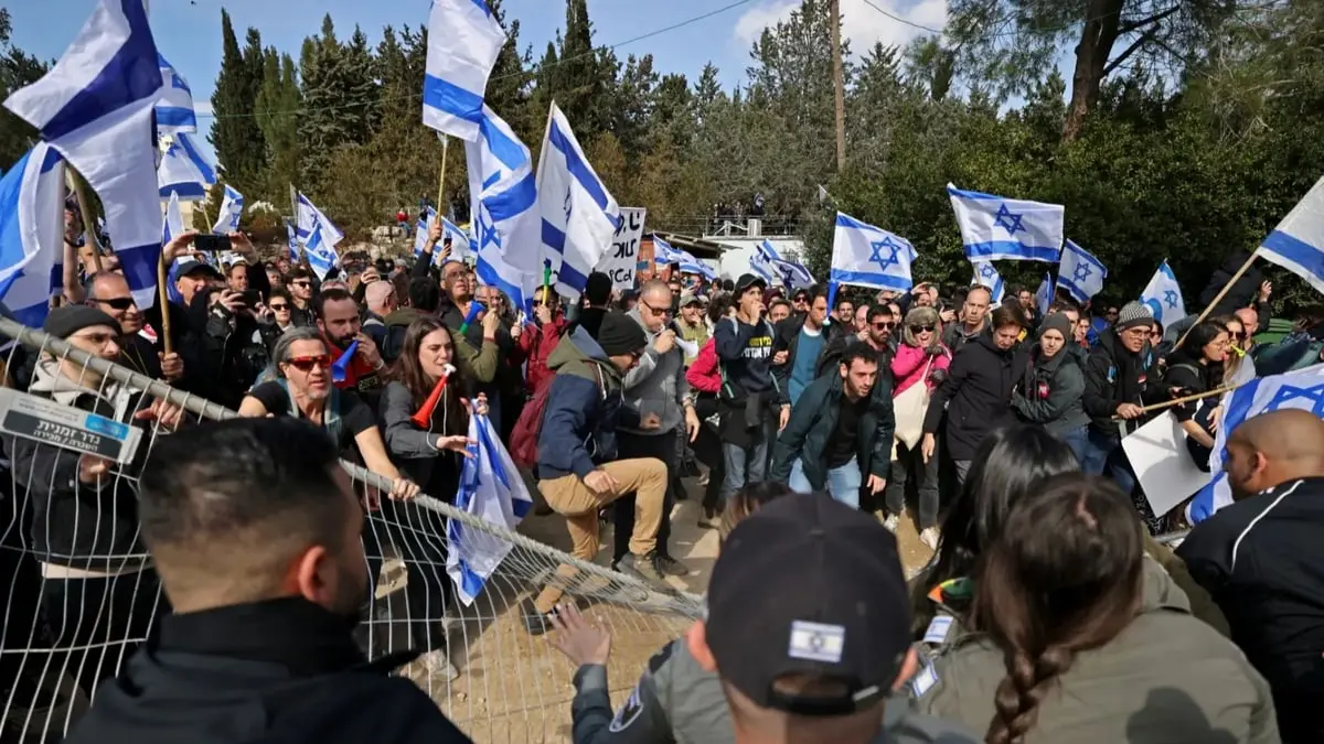 الاحتجاجات في إسرائيل تؤخر وصول وزير الدفاع الأمريكي