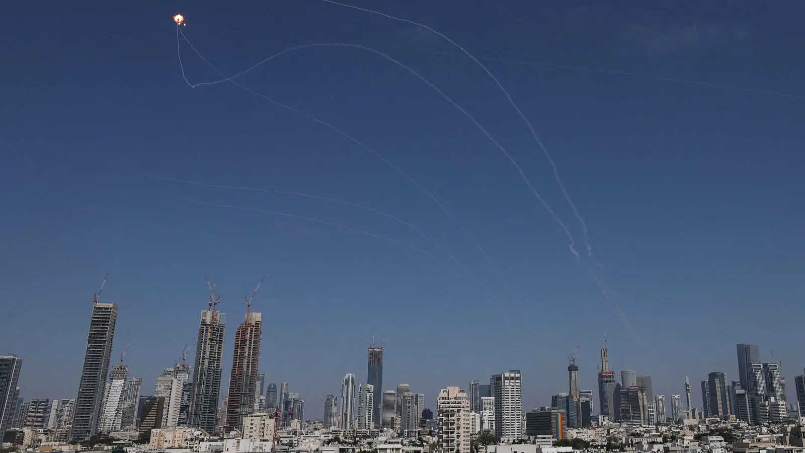 الحرس الثوري يعلن استهداف 14 مركزاً استراتيجياً وعسكرياً في إسرئيل