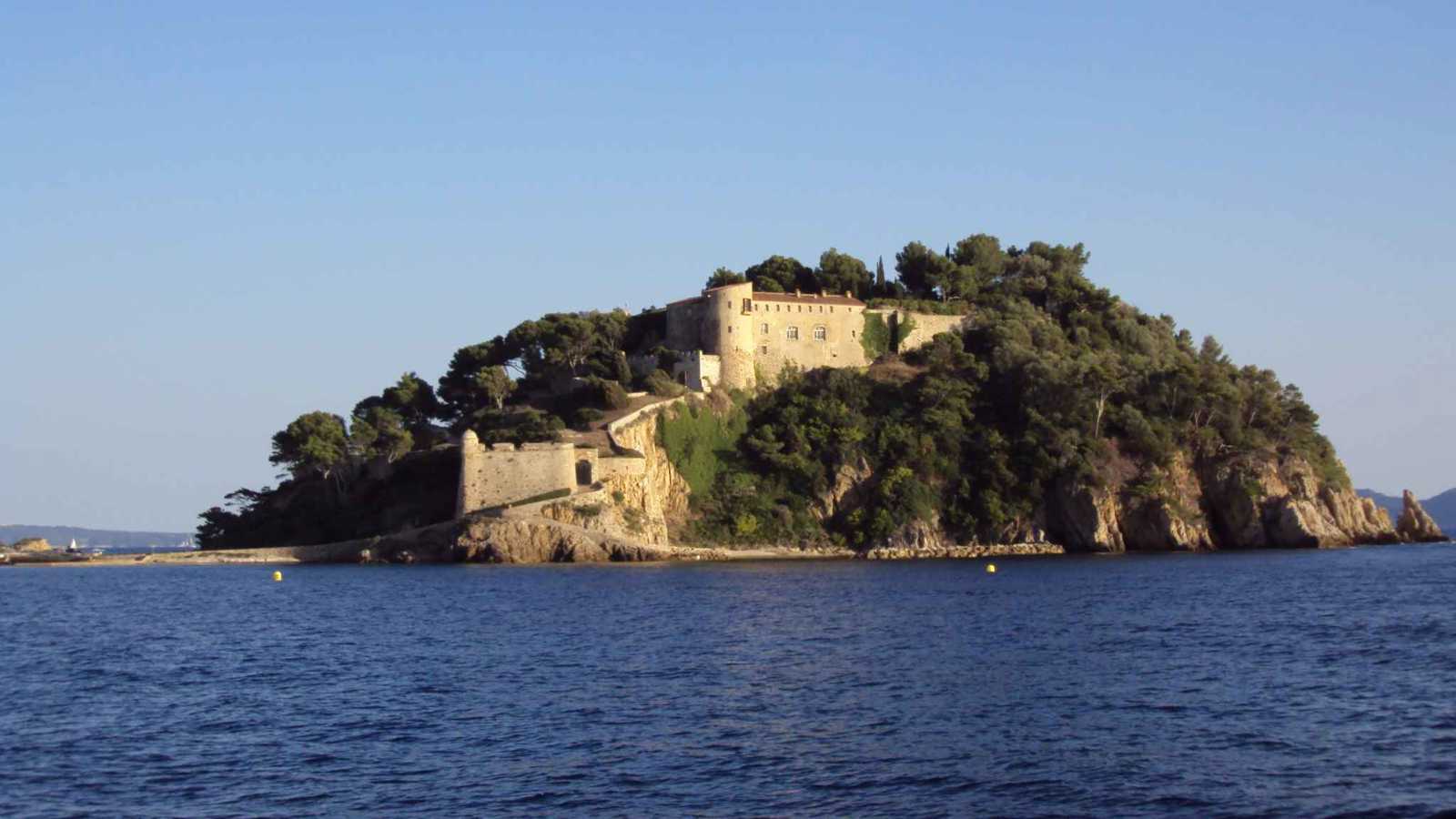 بريجانسون.. من حصن على المتوسط إلى غرفة عمليات دبلوماسية بعهد ماكرون