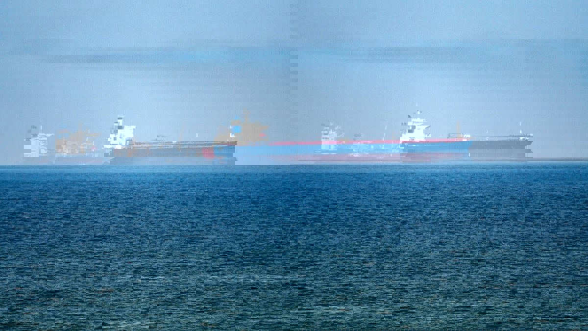 بعد الهجوم على ناقلة نفط.. طائرة مسيرة تحوم فوق سفينة في خليج عمان
