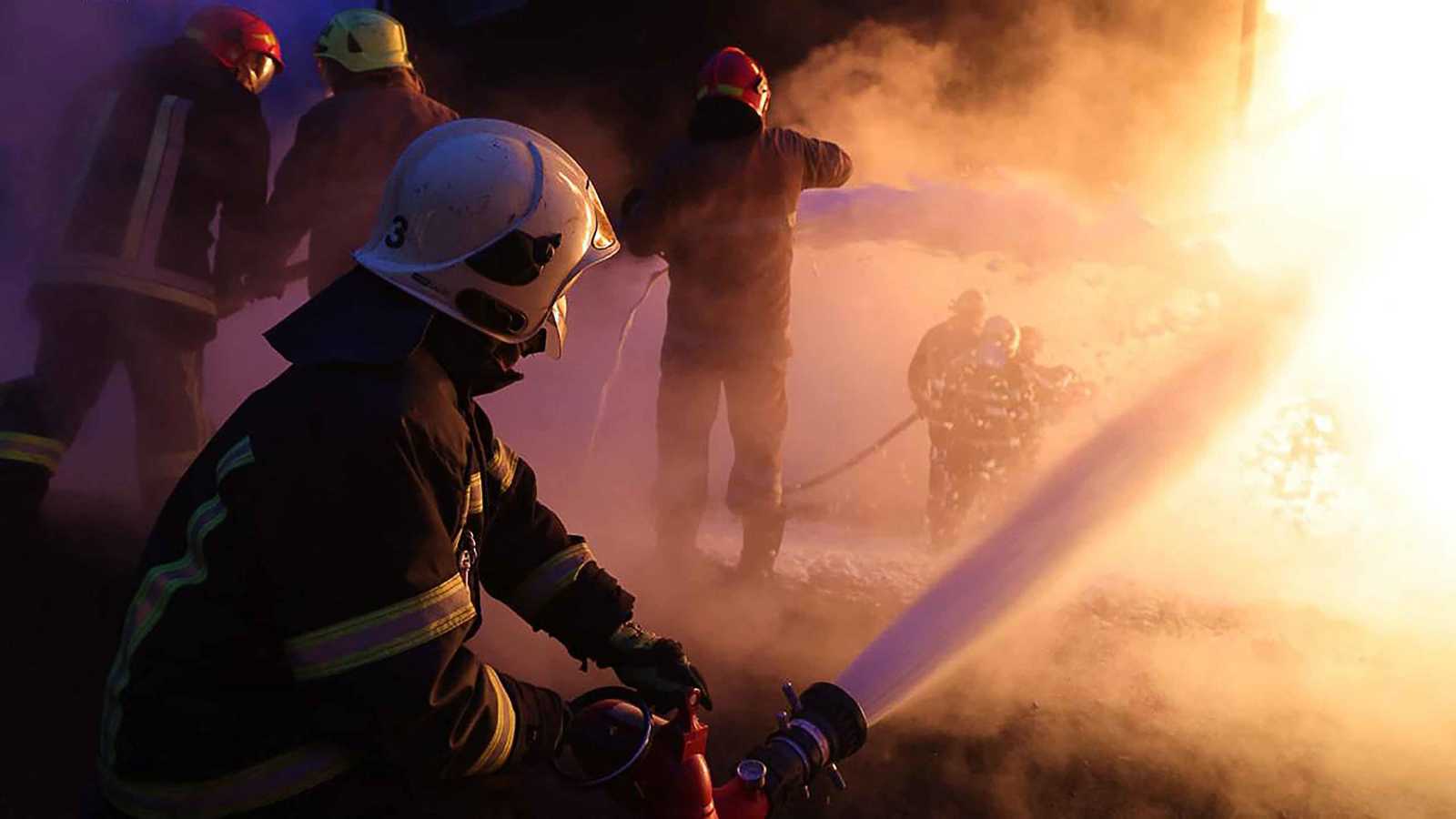 حريق في مستودع نفط بأوريوبينسك الروسية إثر تحطم مسيرة أوكرانية