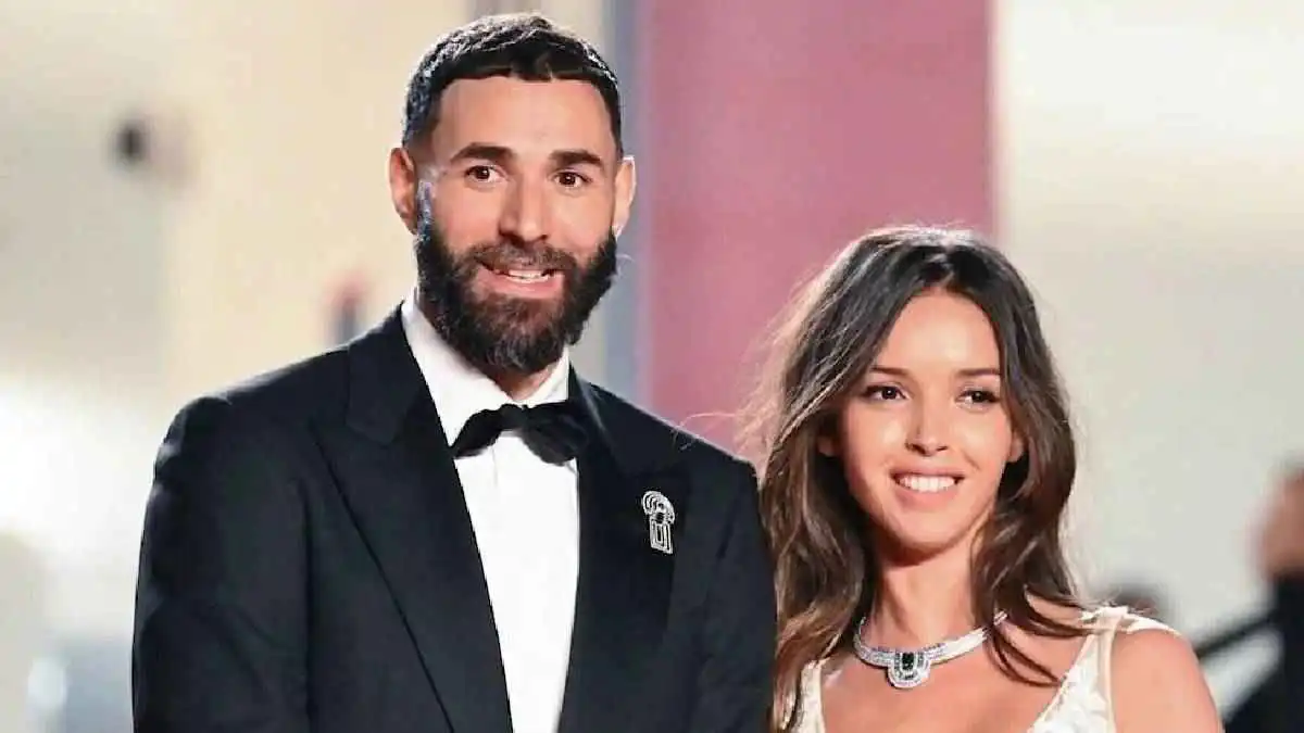 بنزيما ينتفض للرد على إعلامي فرنسي هاجم زوجته (صور)