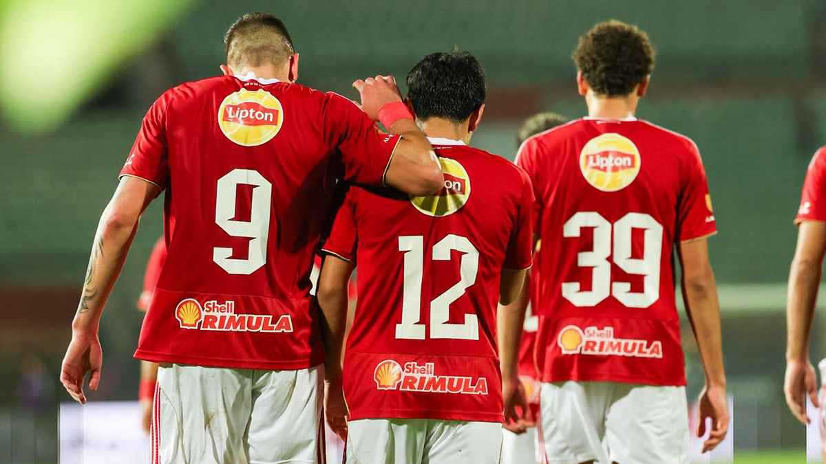 ليس حمزة عبد الكريم فقط.. 3 نجوم أثاروا غضب جمهور الأهلي أمام طلائع الجيش 