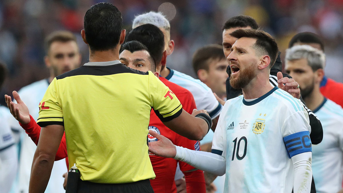 ميسي يرفض استلام ميدالية برونزية كوبا أمريكا.. ويصرح: ما حدث في هذه البطولة قلة احترام